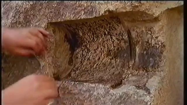 Вряд ли они использовали пилы, медные зубила и молотки.