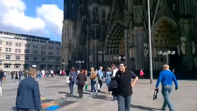 NIezwykły flecista pod katedrą w Kolonii