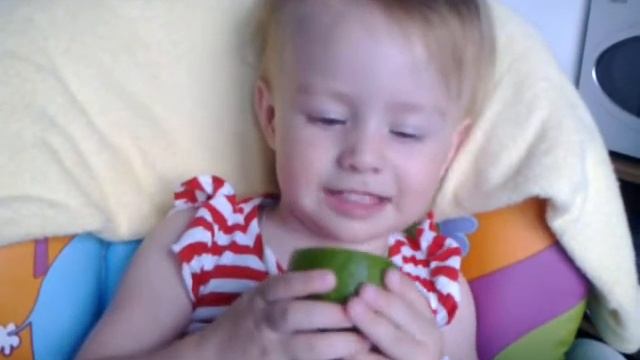 Юна ест лайм. Una eats lime.