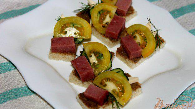 Канапе для гостей с кусочками ветчины