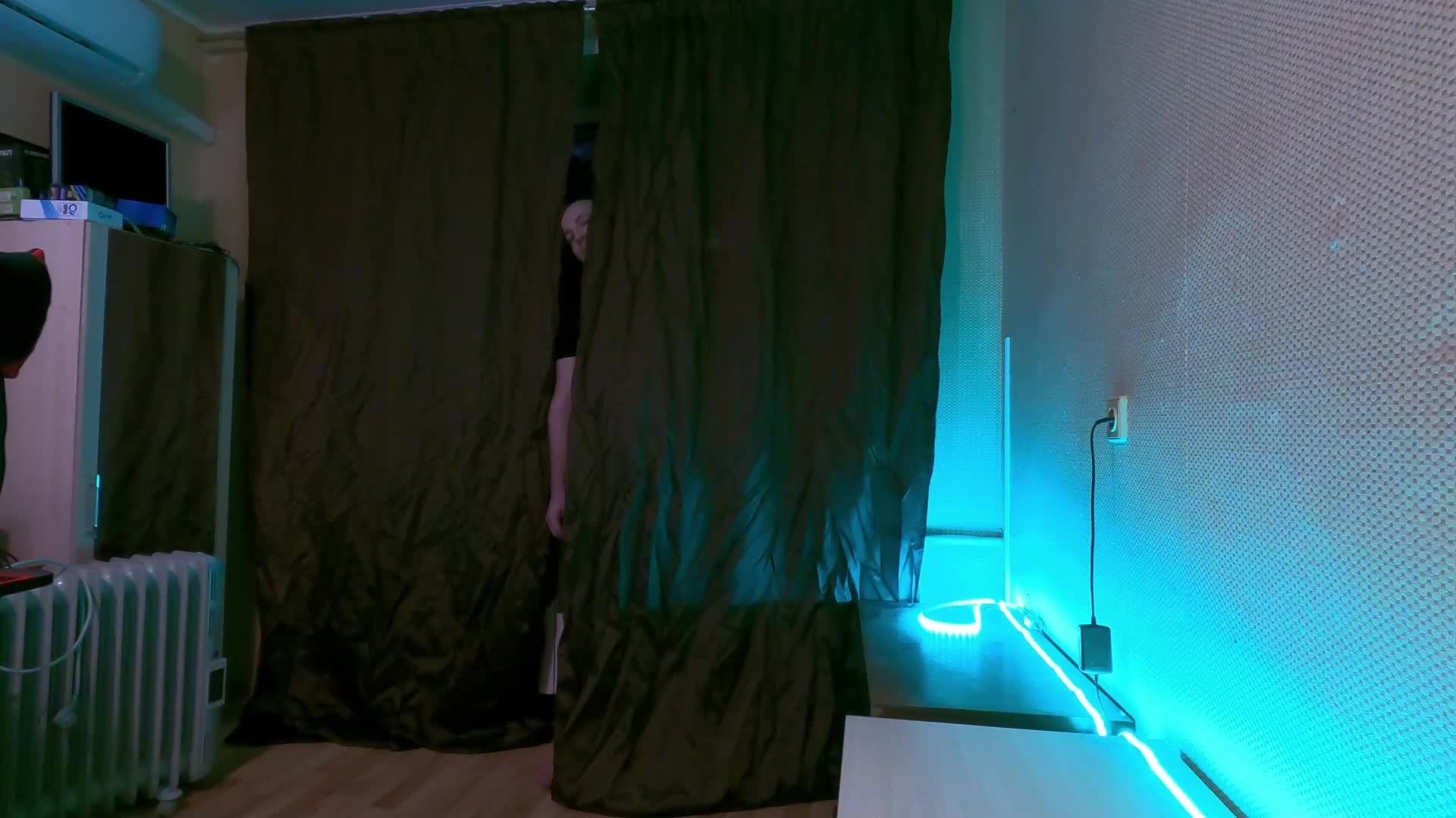 стою за занавеской