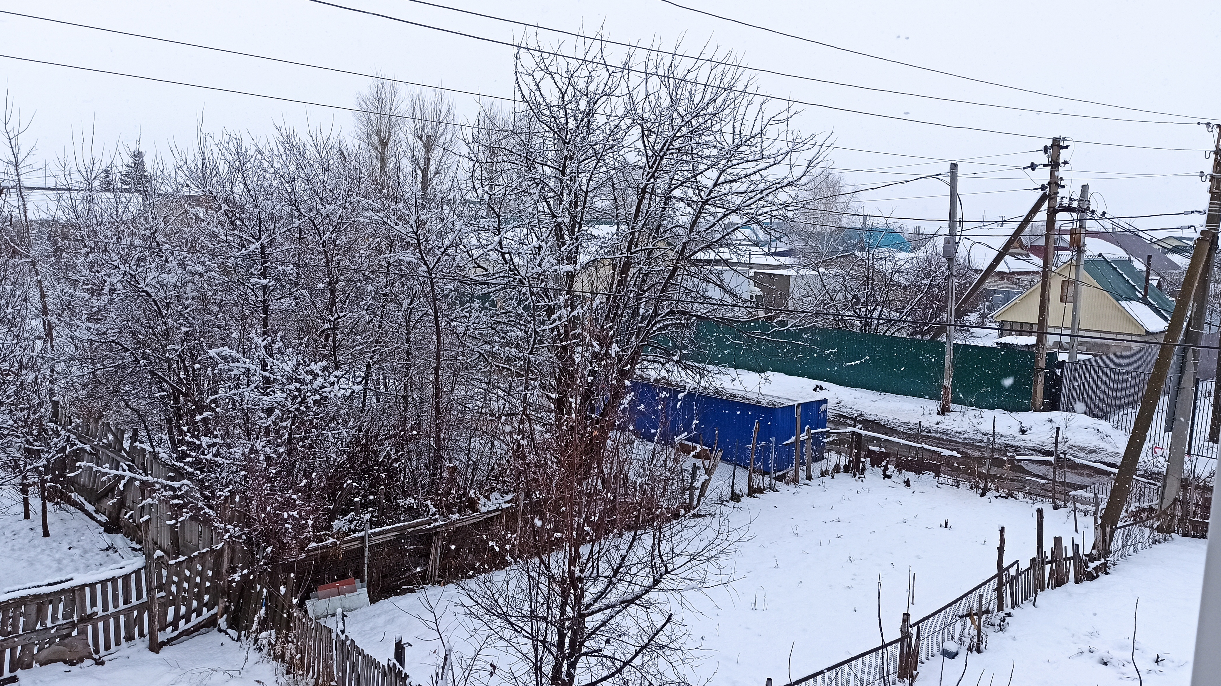 март, снегопад в деревне, снег хлопьями, пришла зима, жизнь в деревне