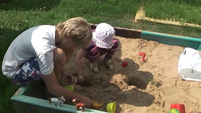 кузены в песочнице