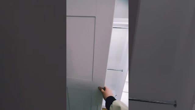 Оформление гардеробной с раздвижными дверями и подсветкой.