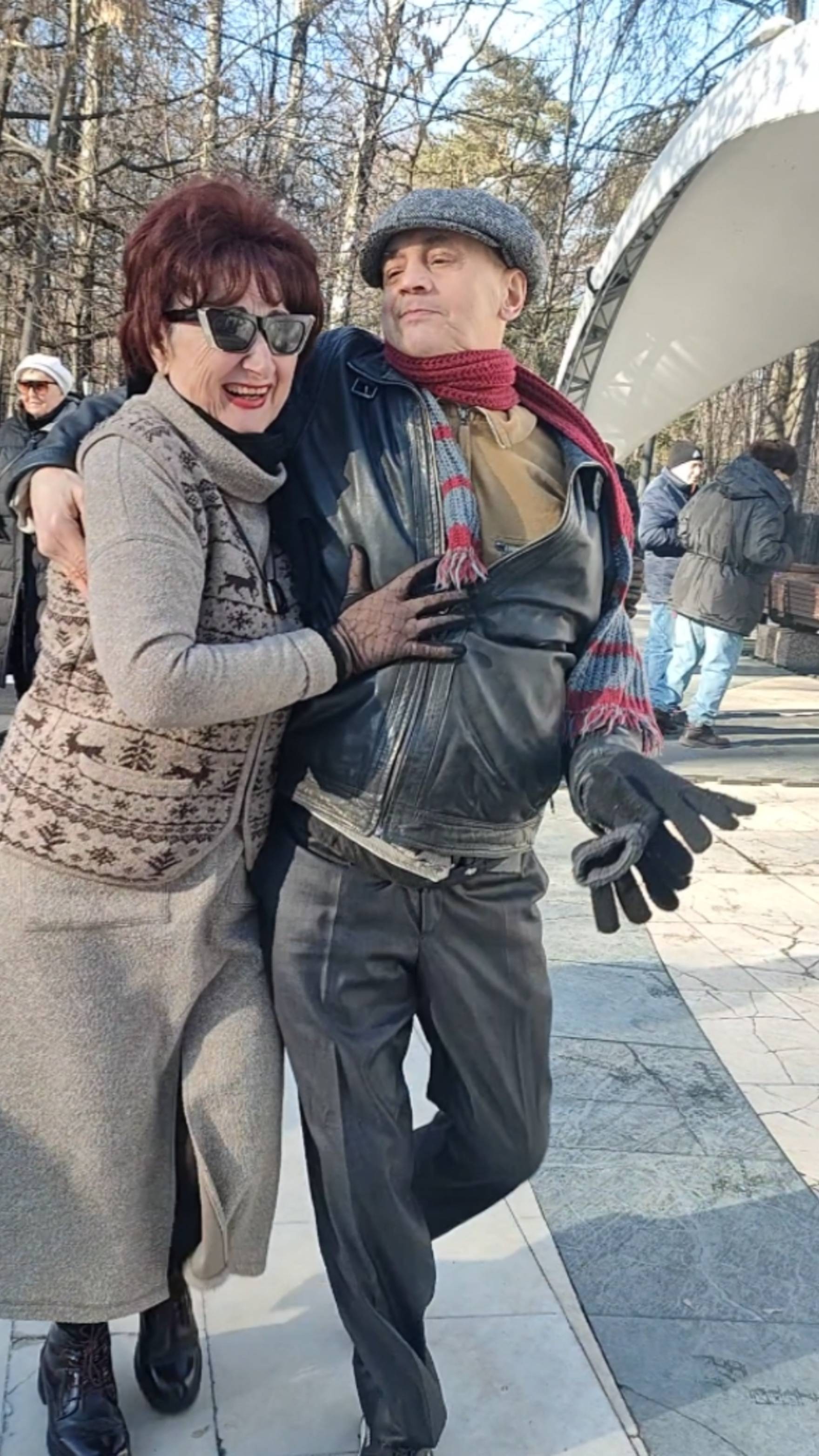 Кто кого поцелует??!