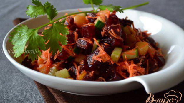 Свекольный салат с обжаренным картофелем