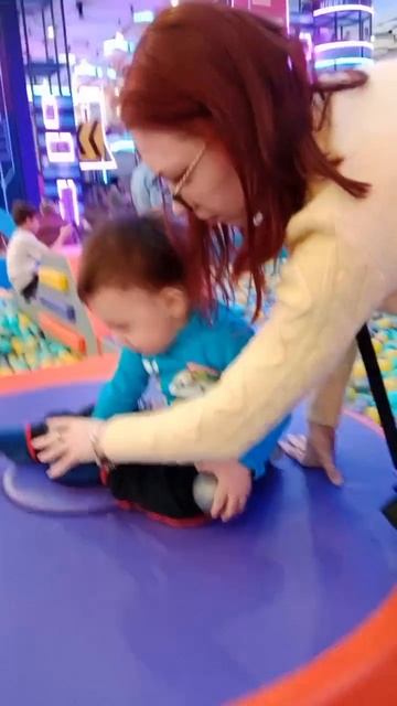 Сынок завсегдатай сухого бассейна с шариками