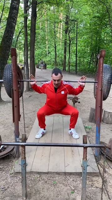 Как приседать правильно и безопасно. Уроки фитнеса с Александром Колесником