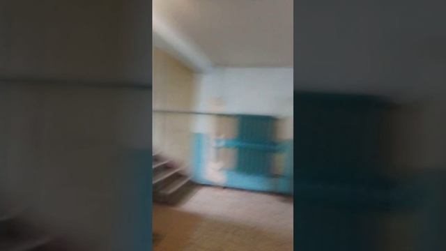 Мусорная свалка прямо в подъезде жилого дома.г.Тольятти