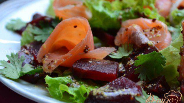 Салат со свеклой и копченой семгой