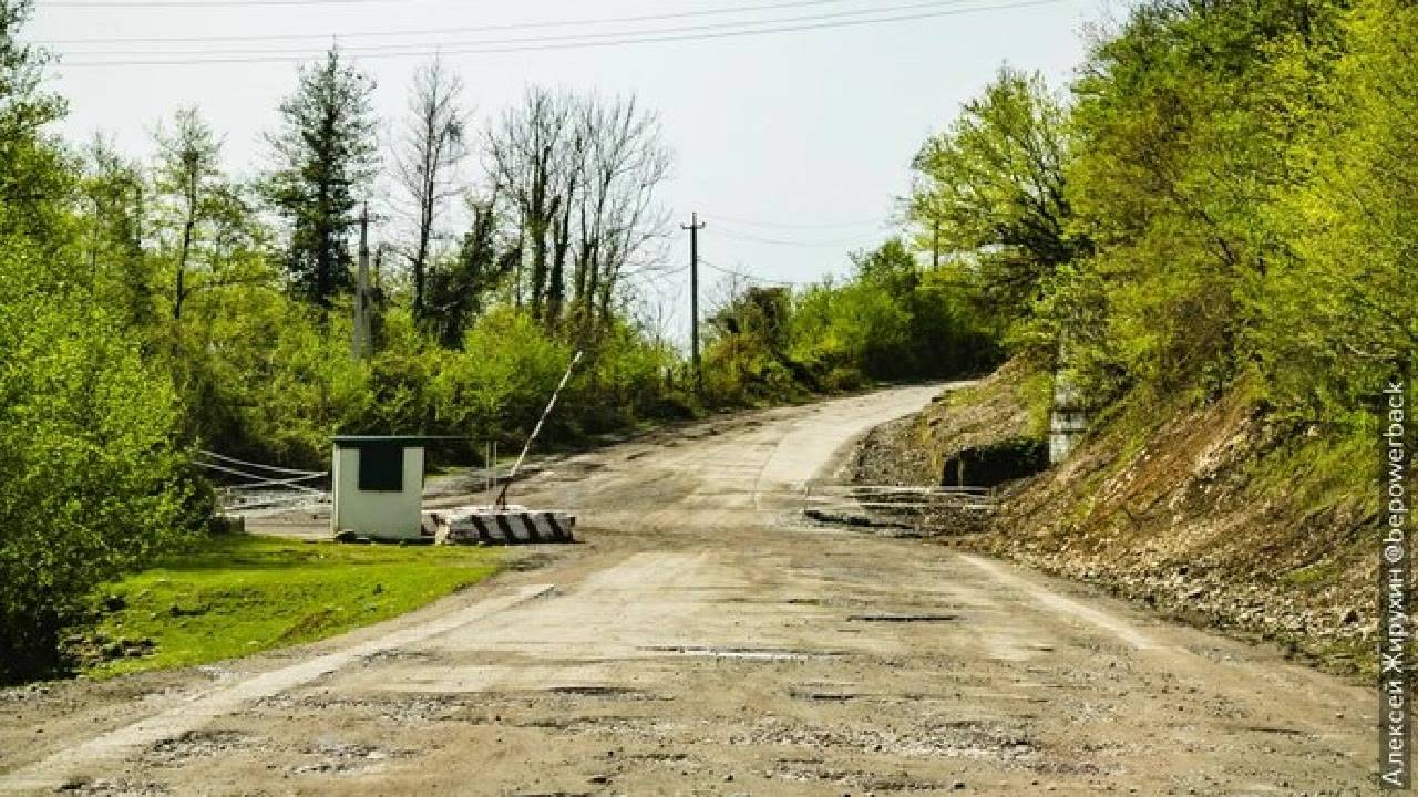 Сделав круг вокруг Гальского водохранилища, я выехал на дорогу, которая проходит ровно по границе Гр
