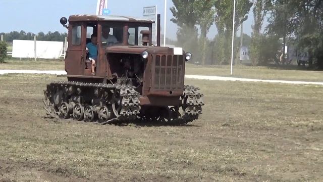 DT-54 lánctalpas traktor mozgásban, Axiál Hódmezőrület 2017., v170827-7-031