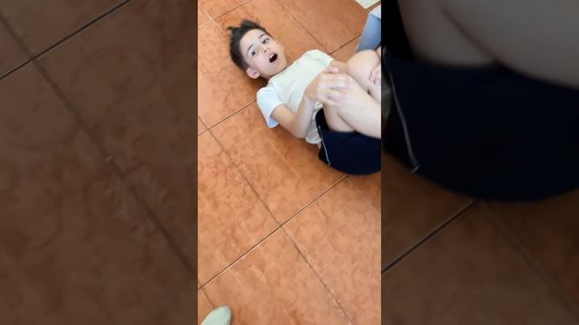 я лежу на полу