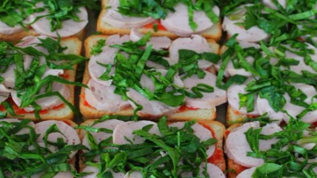 Острые горячие бутерброды с сосисками и сыром