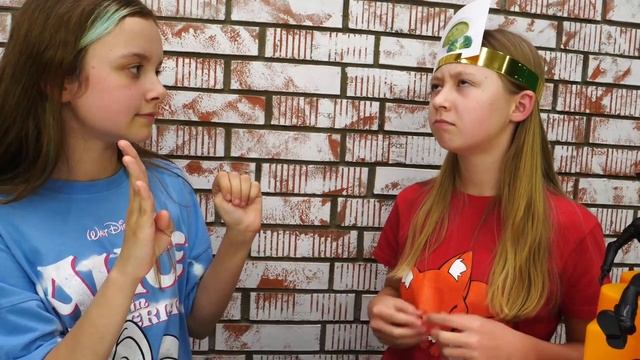 УГАДАЙКА Челлендж: КАКАЯ Я ЕДА? Лучшие подружки и куклы устроили Challenge . Видео для девочек