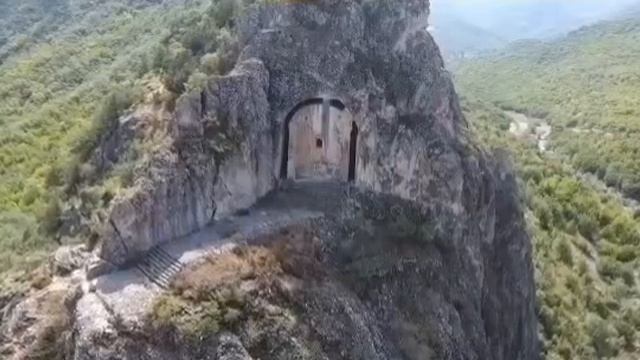 Огромная дверь в скале в Турции