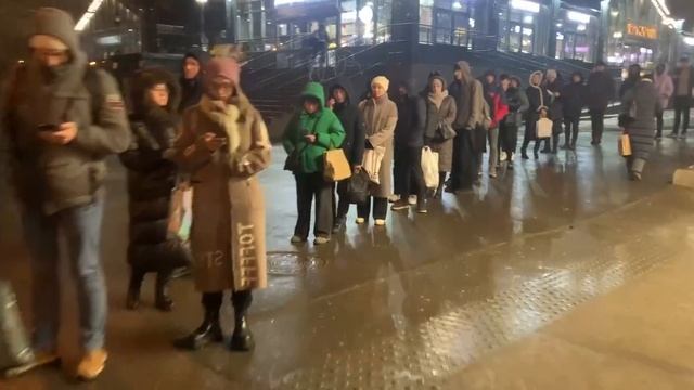 🚌Пассажиры жалуются на длинные очереди в автобусы из города на юге Москвы🚌