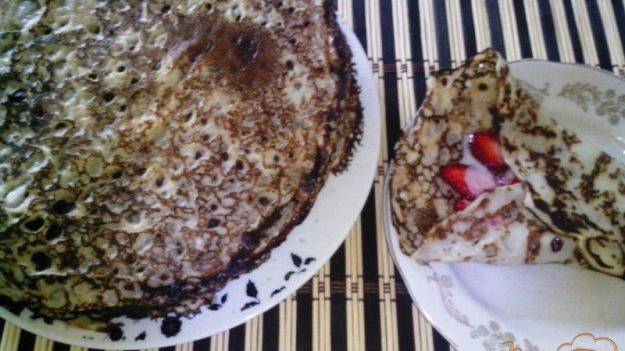 Блины кружевные с клубникой