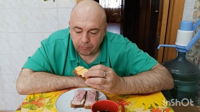 Мукбанг. Бутерброды с ветчиной и сыром, пирожок с печенью и кофе. Неприкаянная душа бандита.