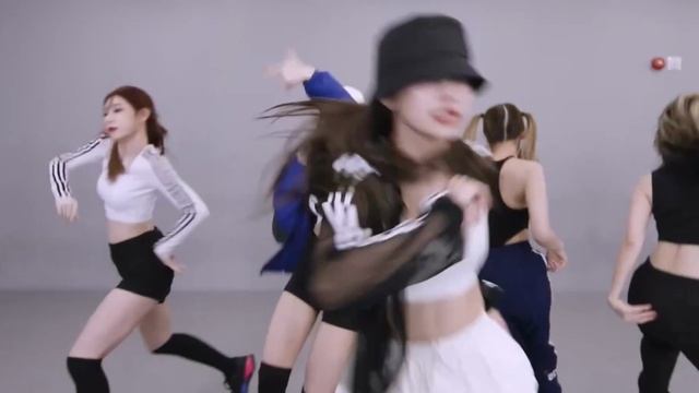 ITZY (있지) - 'LOCO' dance practice