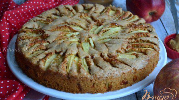 Арахисовая шарлотка с яблоками