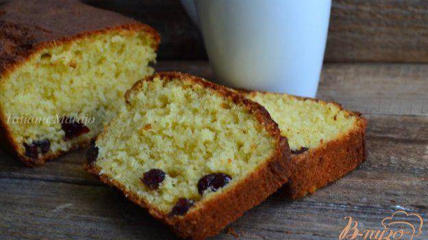 Кокосовый кекс с вяленой клюквой