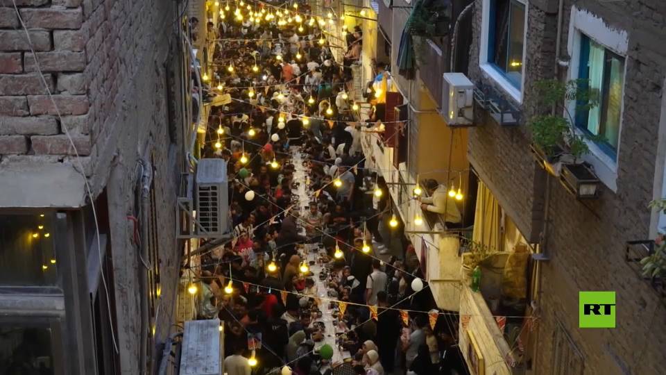 أكبر إفطار رمضاني في مصر يجمع مئات الصائمين في حي المطرية بالقاهرة