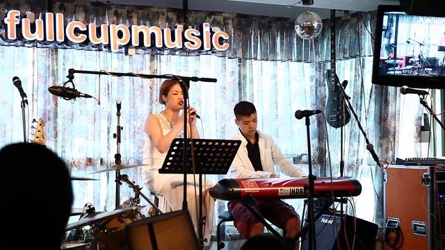 Yoroko X Loli - 愛 (莫文蔚 Cover) (Fullcupmusic mini concert)