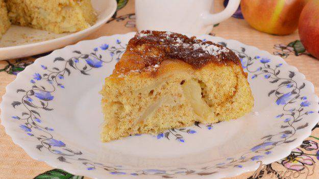 Шарлотка с яблоками и карамелью в микроволновке