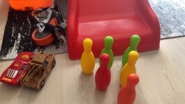 Eren Yahya kaydıraktan arabalarını kaydırıp Bowling oynuyor🎳 Mırmırsu da kaydıraktakaymak istiyor😍