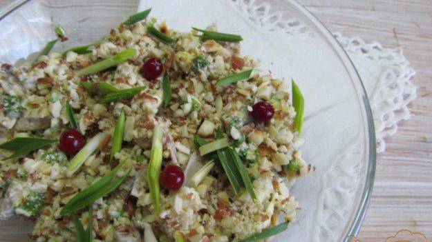 Салат из курицы грибов и арахиса