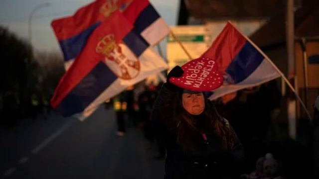 Протестующие в Белграде начали взрывать петарды.