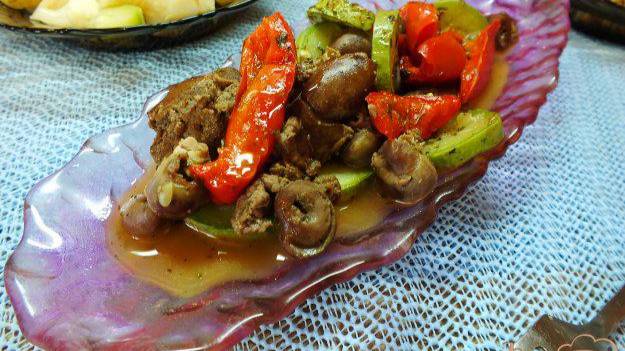 Салат из куриных сердец и желудков с перцем