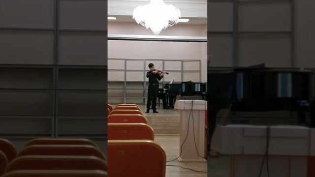 Ш.Берио концерт номер 9 до мажор (4:30 минут)
Р.Глиэр романс ре мажор ( 4 минуты)