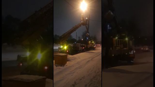 Вышка и манипулятор работают над демонтажем троллейбусных проводов