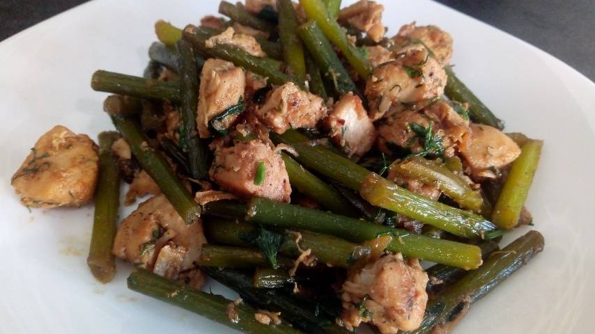 Не выкидывайте чесночные стрелки! Очень вкусно!