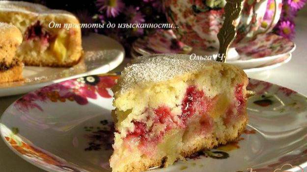 Постная шарлотка с малиной и яблоками