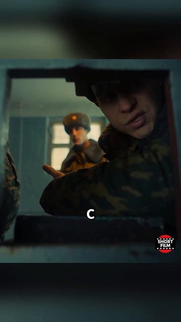 Маньяк просит помощи у надзирателей. #аутсорс #сериал #shorts