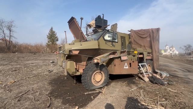 Очередной приунывший австралийский броневичок Bushmaster PMV ВСУ в Курской области. Машина осн...