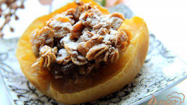 Запеченное яблоко с мюсли