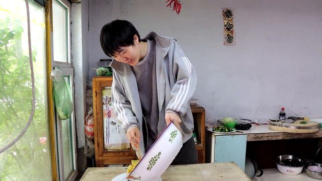 老妈做了迷你版炸油条，金黄酥脆，咬一口咔呲声，一家人都夸好吃【会成一家】