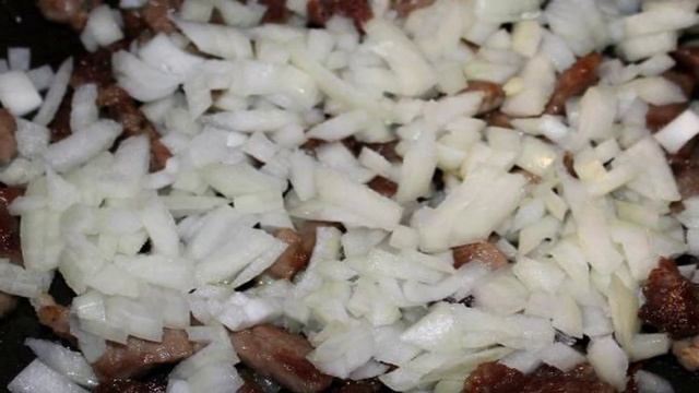 Капуста с телятиной и черносливом
