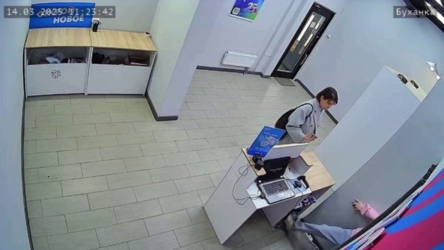 ‼️В Подмосковье сотрудница ПВЗ так устала, что упала без сознания прямо перед клиенткой‼️