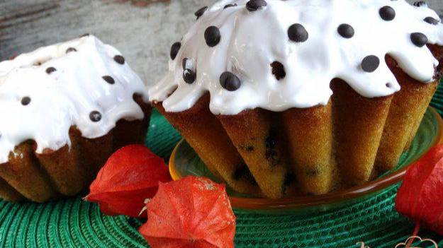 Тыквенный кекс с шоколадом и белой глазурью