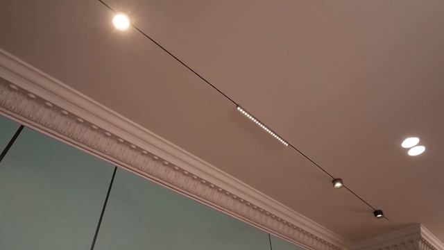 Трековая система Mini Magnetic в проекте "Гостиная с розовым потолком и Шереметьевским паркетом"
