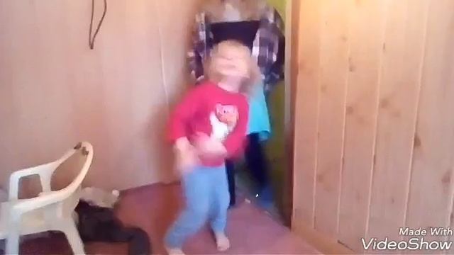 У подруги когда  ее мамы нету дома(типо показ мод)гыыы