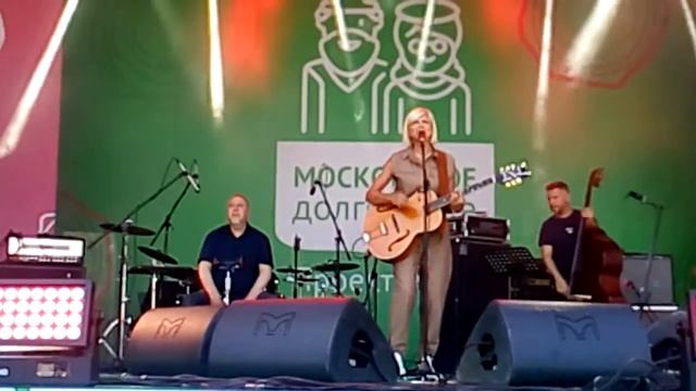 поёт Алена  Свиридова  31.08.2019г