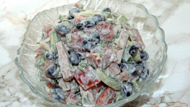 Салат из овощей с фасолью, колбасой и сыром