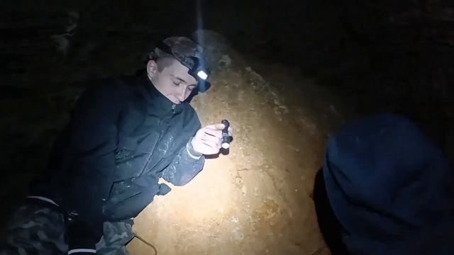 Кинопародия - 56 Охотник Эндрю в пещере спасает Рона (отрывок из фильма Спектрофобия 4 серия)
