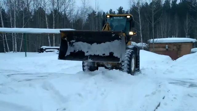 Фронтальник снег чистит
